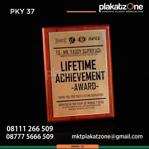 Plakat kayu penghargaa eksklusif lifetime achievement award
