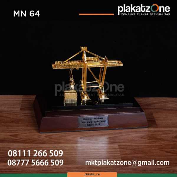 MN64 Souvenir Miniatur Crane Chainport Academy