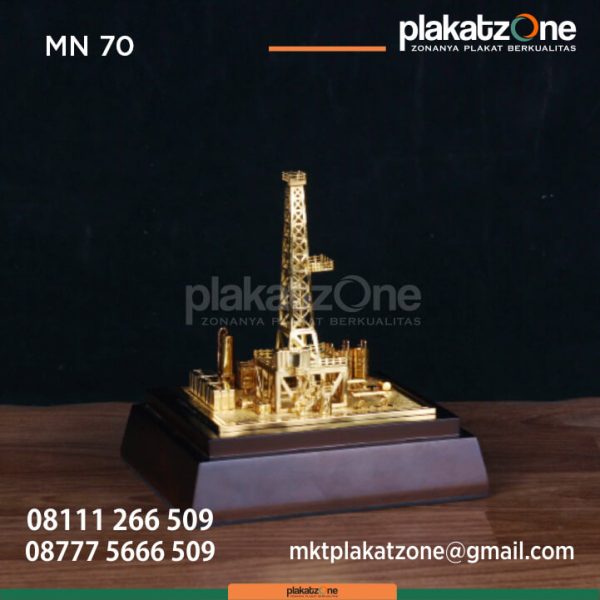 MN70 Souvenir Miniatur Tower Emas