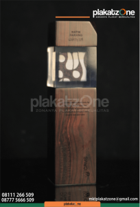 contoh plakat kayu piala