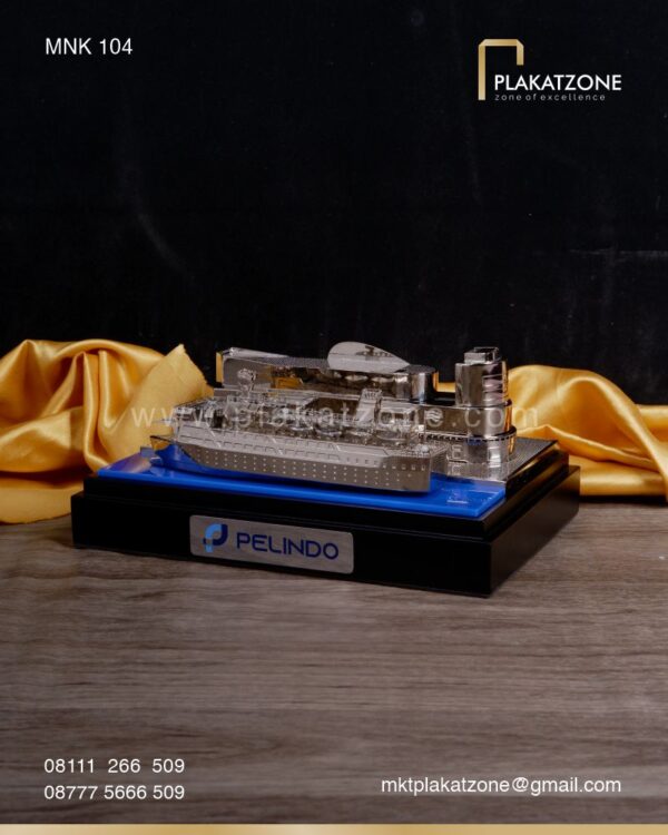 MNK104 Souvenir Miniatur Kendaraan Kapal Pelni dan Pelabuhan PT Pelindo Surabaya
