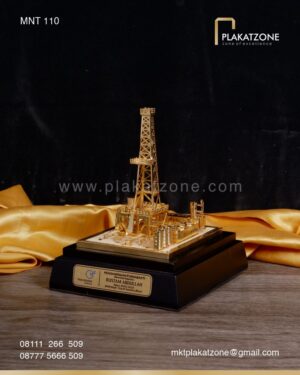 MNT110 Souvenir Miniatur Rig Offshore Penghargaan Purnabakti PT Medco Energi Palembang